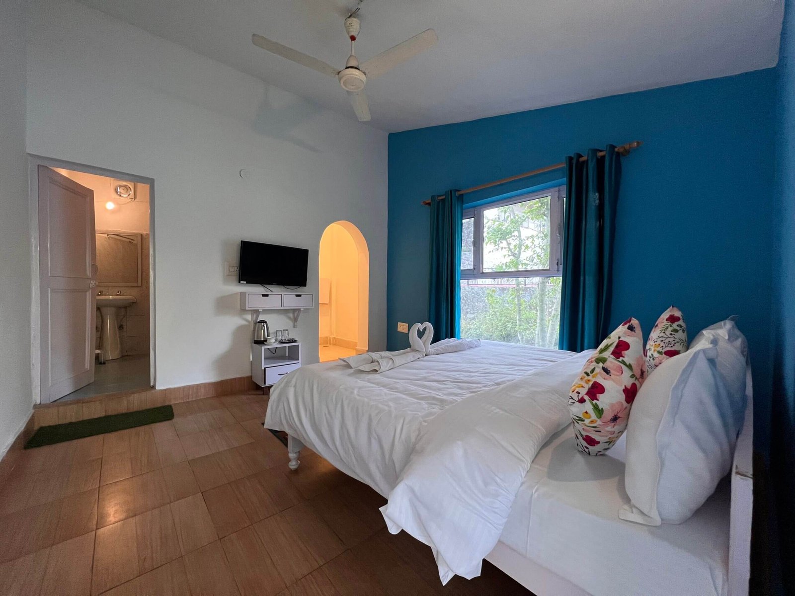 Corner 9 by the Lake